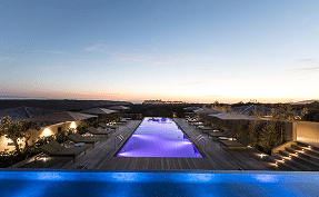 Piscine d'hôtel avec couché de soleil