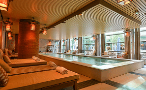 Piscine intérieure d'hôtel avec vue spectaculaire