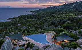 Piscine d'hôtel avec vue sur la mer