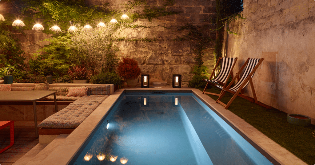 Piscine semi-enterrée, design élégant et fonctionnel